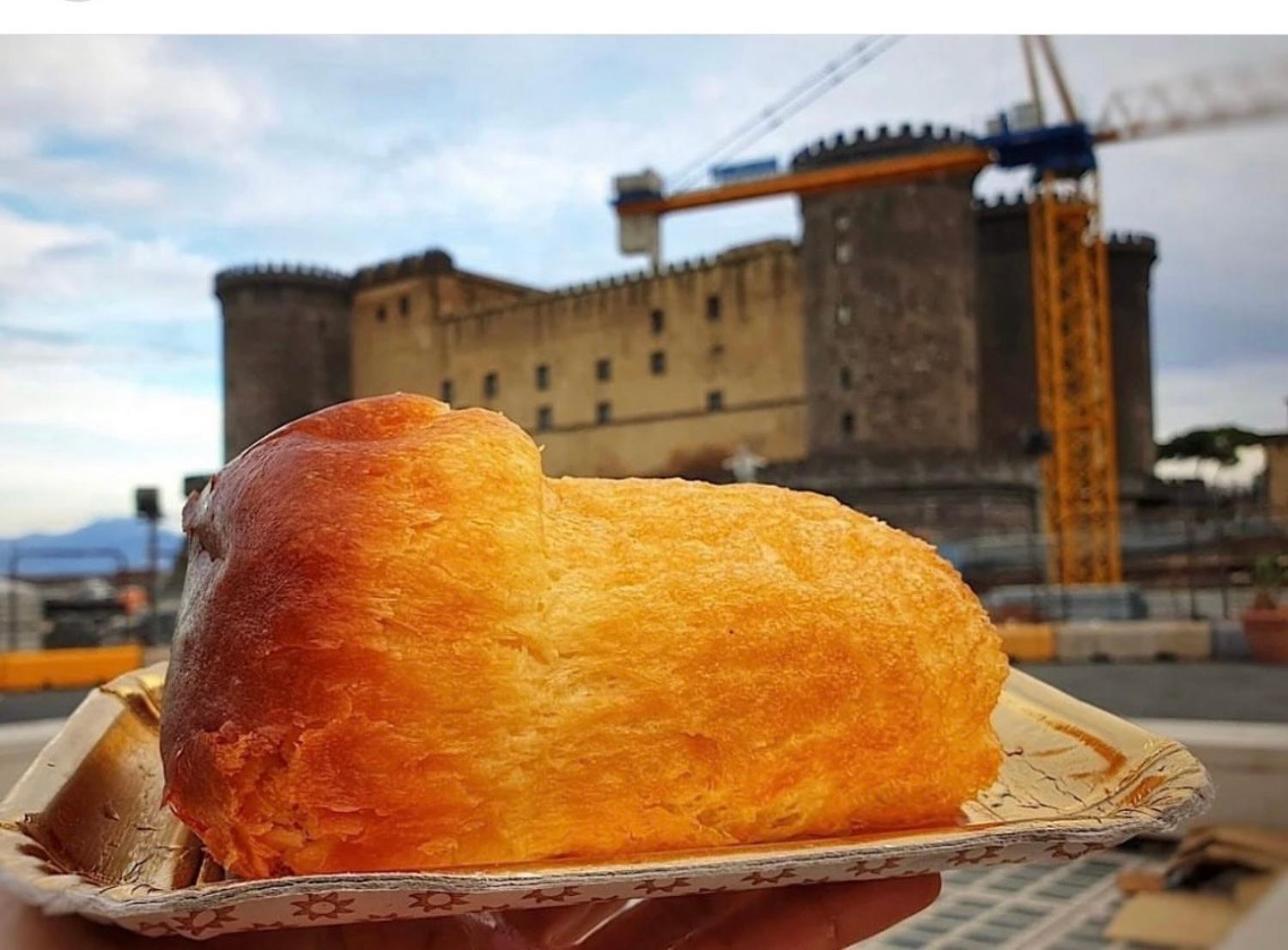 La Vie Est Belle Napels